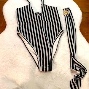 Prettylittlething one pice swimsuit with matching belt size us4!!❤️❤️